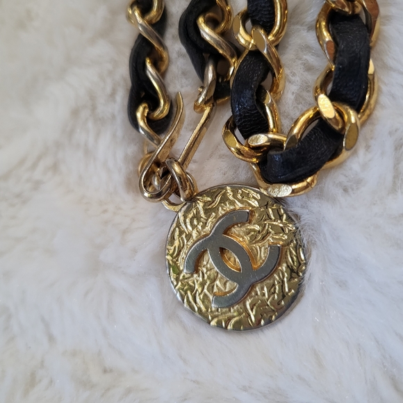 CHANEL 1982 Vintage Medallion Black Leather Chain Belt - Picture 5 of 13